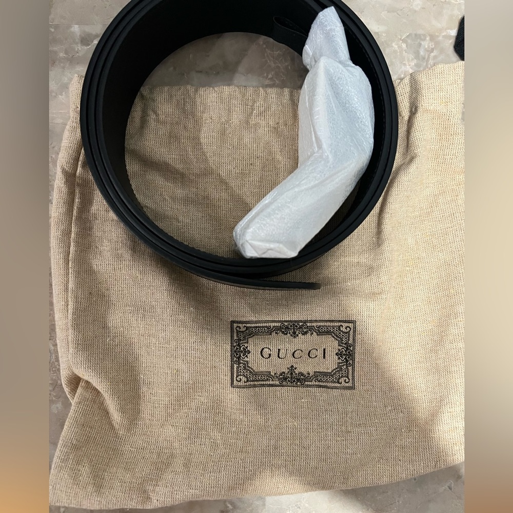 Gucci authentic- Leather belt with Double G buckle size 110